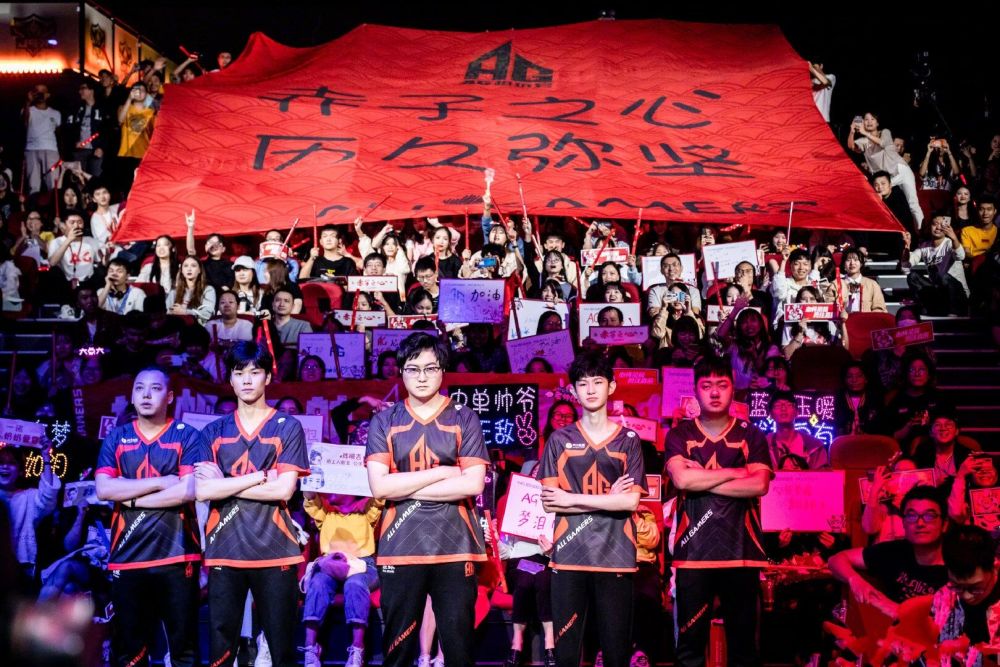 过站在场边